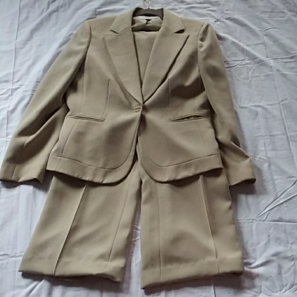 Tahari. 2 piece pant suit - Picture 8 of 8